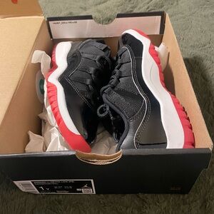 Nike Kids Black and Red Low-Top Sneakers